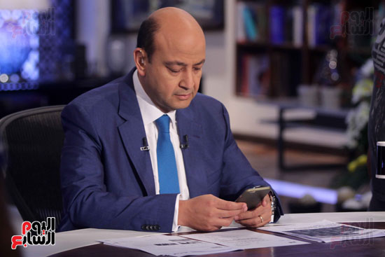 عمرو أديب يتصفح هاتفه المحمول  
